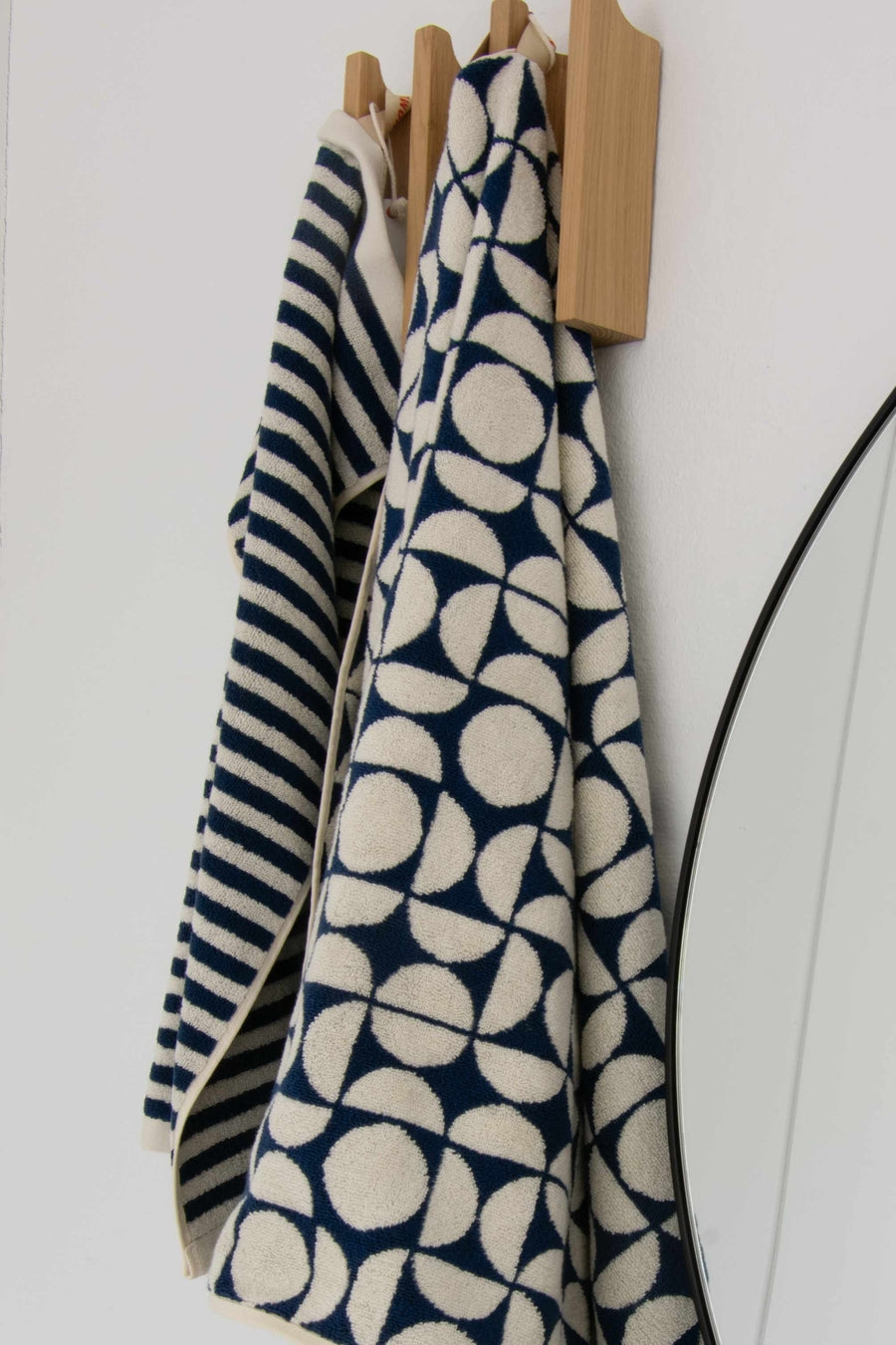 Geo håndklæde, Slate Indigo/Cream - 70x140 cm